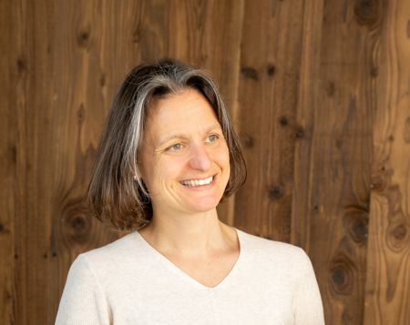 OliviaBlick-seitlichBuecher-abgeschnitten